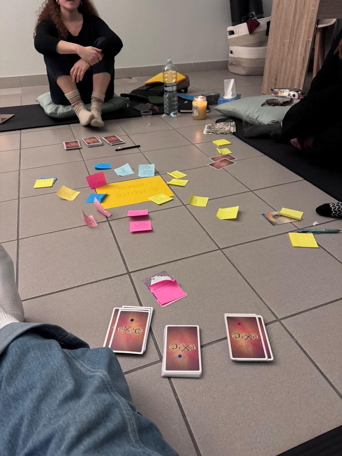 Sessione di gruppo «Oltre le parole»: carte Dixit e post-it su cui costruire narrazioni condivise.