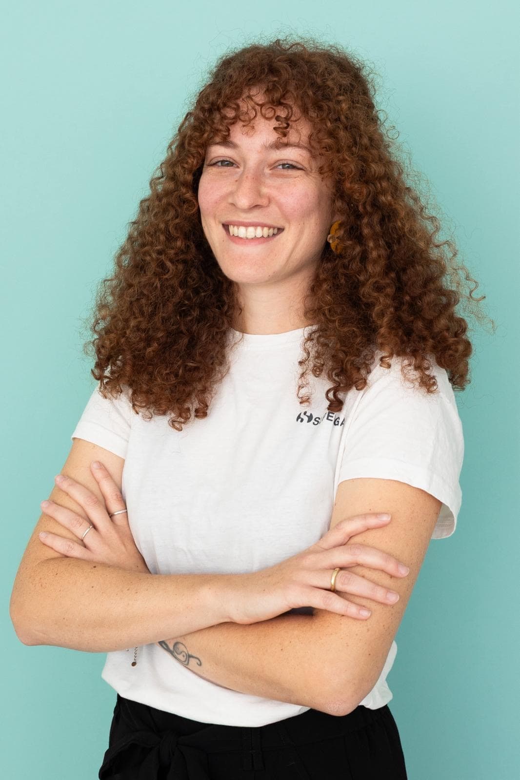 Ritratto di Chiara Lodovici, psicologa, sorridente a braccia conserte